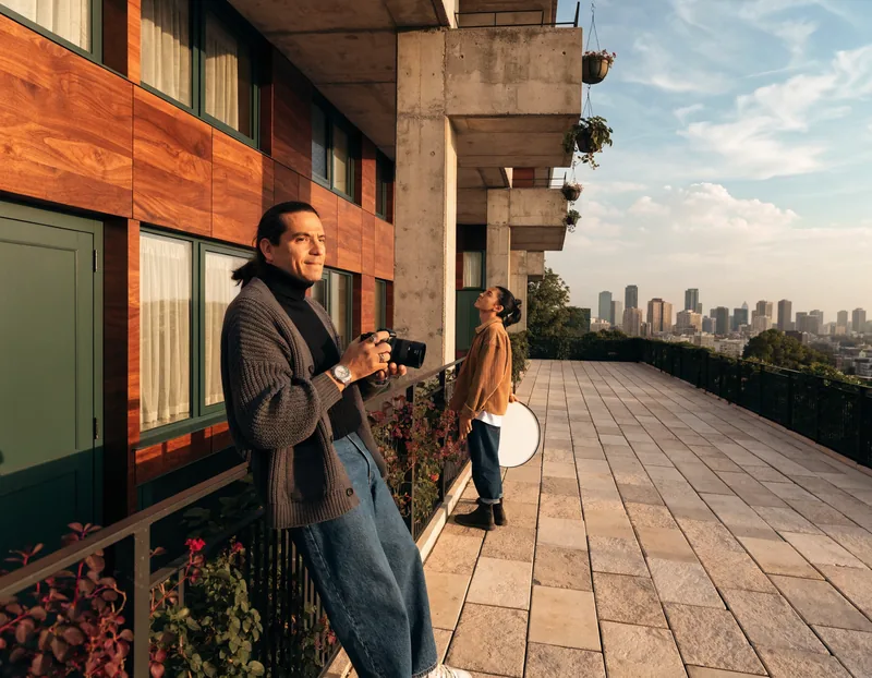 Fotógrafo y asistente en una terraza de edificio residencial al atardecer