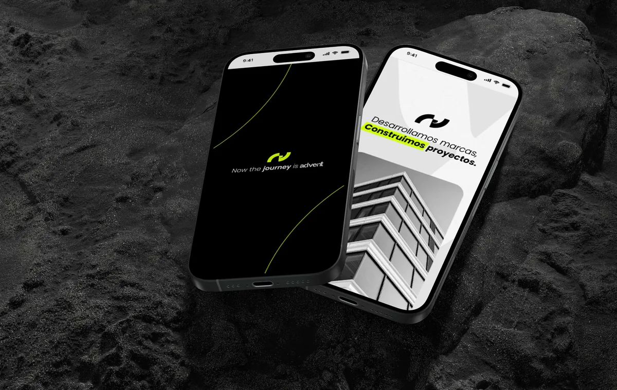 Dos iPhone con la identidad de advent: pantalla negra con el símbolo neón y pantalla clara con el mensaje Desarrollamos marcas, construimos proyectos